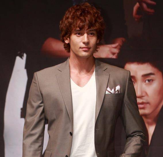 与小19岁女友似同龄人,女方大眼长腿不输明星_朱利安_尹世雅_姜官宣