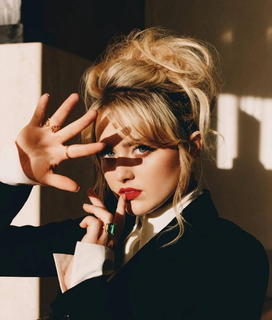 《蚁人的女儿》凯瑟琳·纽顿复古杂志大获成功,金发大波浪可爱娃娃脸