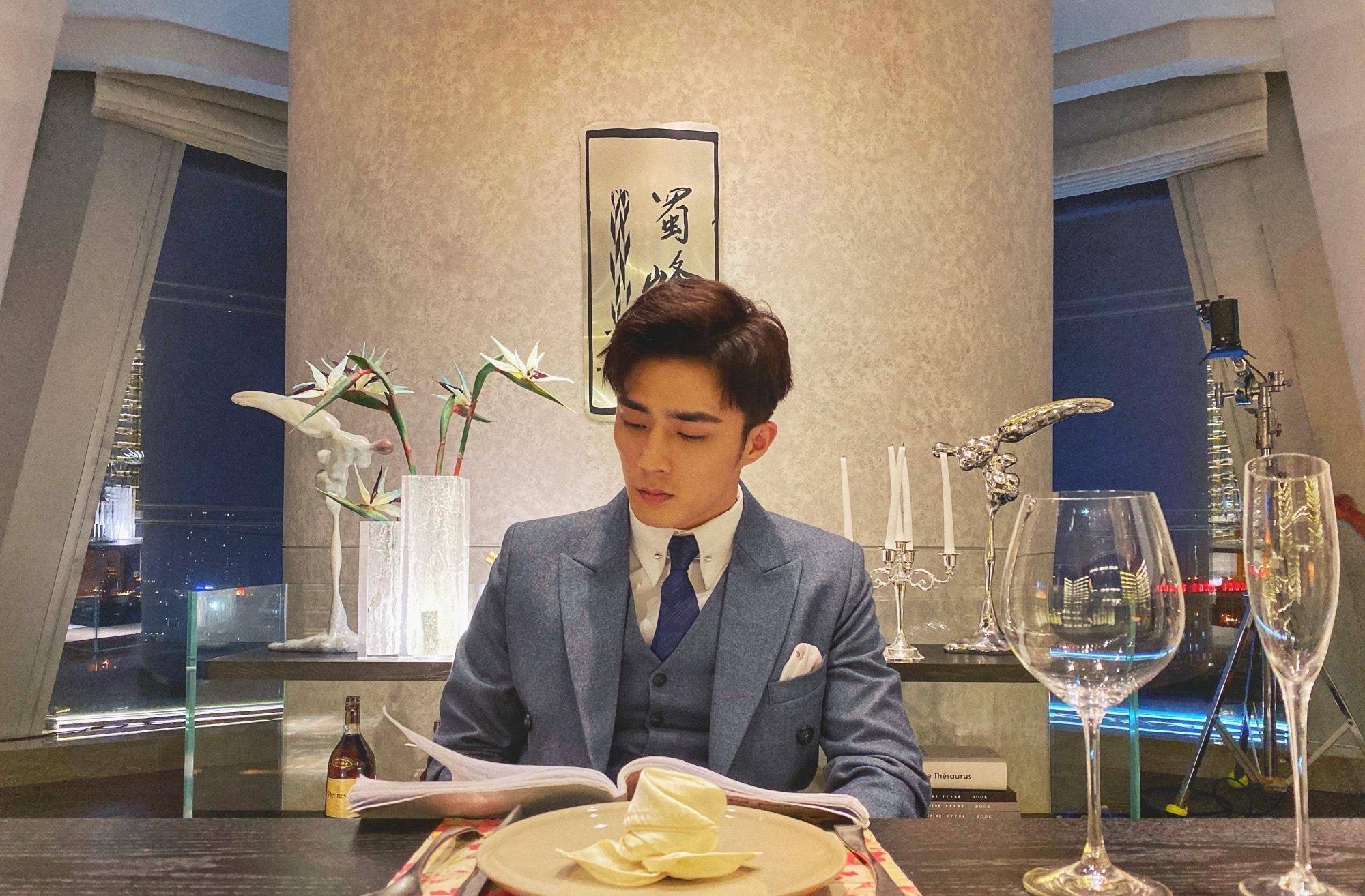 的苏伏竟是《失恋疗养院》里的他,现代装更可_裴子添_西装_白色