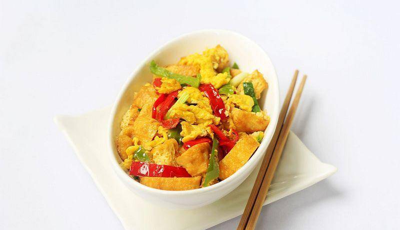 《油豆腐炒鸡蛋》主料:油豆腐,鸡蛋,青红辣椒辅料:植物油,盐,生抽做法