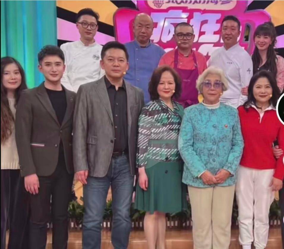 何政军一家三口合照曝光!