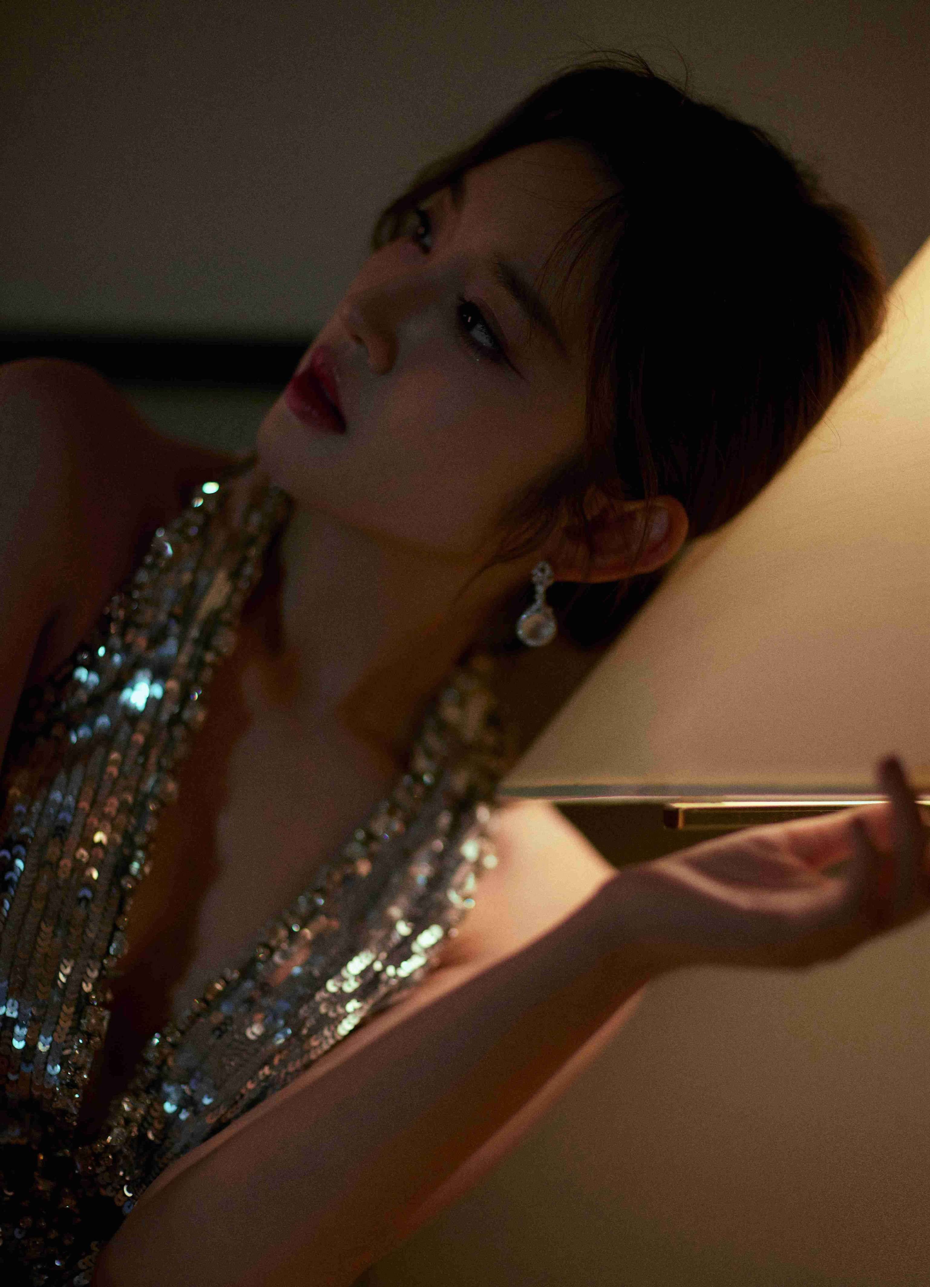 唐艺昕v领亮闪连衣裙性感写真_锁骨_黑色_看法