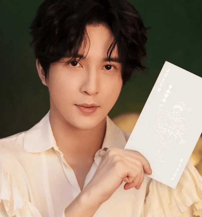 男明星蔡徐坤也在演唱会上遭遇故意曝光激光笔.