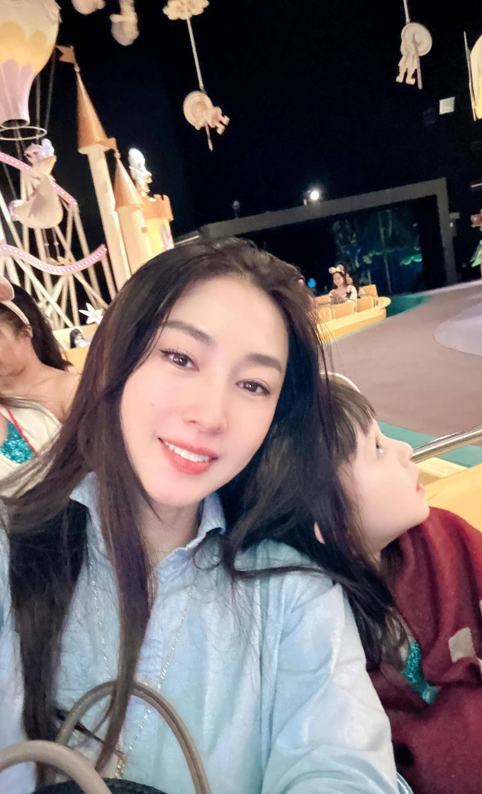 贾晓晨陪女儿迪士尼玩耍,4岁兜兜自己选裙子超有主见_樊少皇_照片