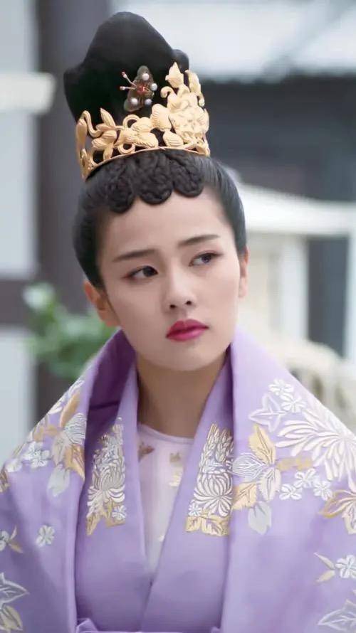 白鹿在剧中扮演两个反差极大的角色一个是浴血沙场的将军霍璇,一甘乔