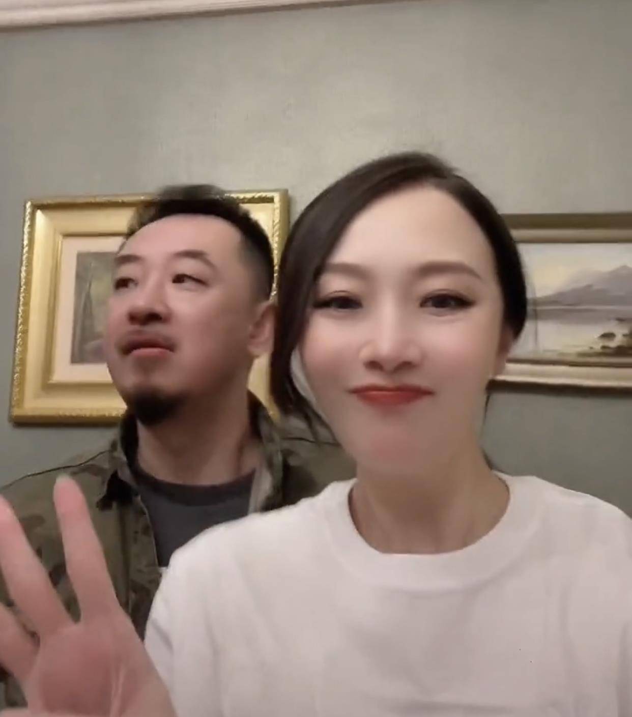 狂飙程程与黄海波罕秀恩爱,脸僵疑整容模样大变,曾哭着感谢老公_夫妻