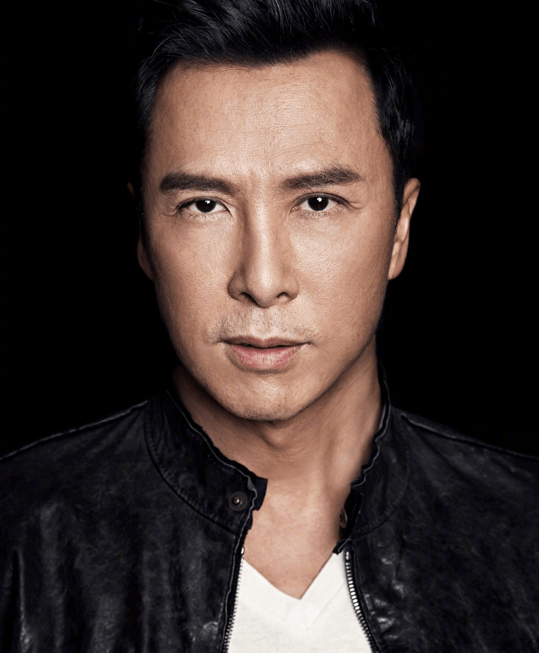 后来甄子丹在饭局上认识了自己的妻子汪诗诗,两人在2003年结婚,结婚后