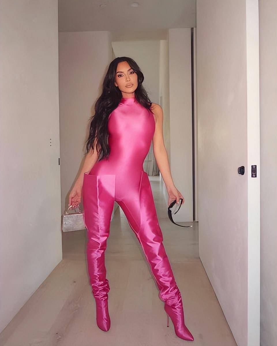 金卡戴珊带着9岁大女儿走红毯!穿抹胸身材太绝,女儿成坎爷翻版