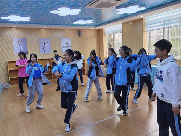 十陵中学斩获成都市青少年(学生)运动会街舞啦啦操比赛冠军_活力