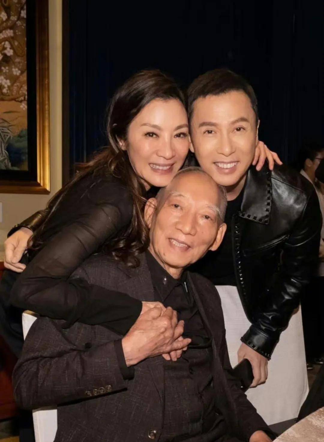 甄子丹为小18岁老婆庆生!