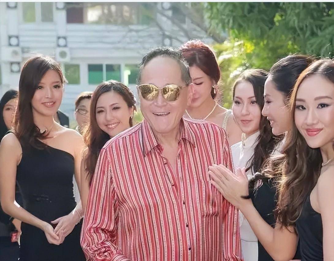 86岁赵世曾和美女约会,打扮时尚状态不错,一生未婚生3个子女_女儿