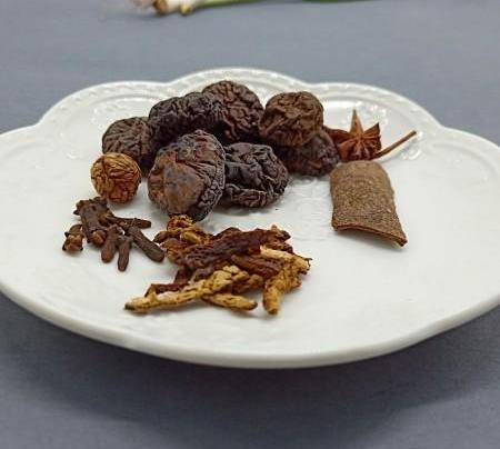 羊蹄上的毛毛焯水过后可以用夹子拔一下.羊蹄切成小段.