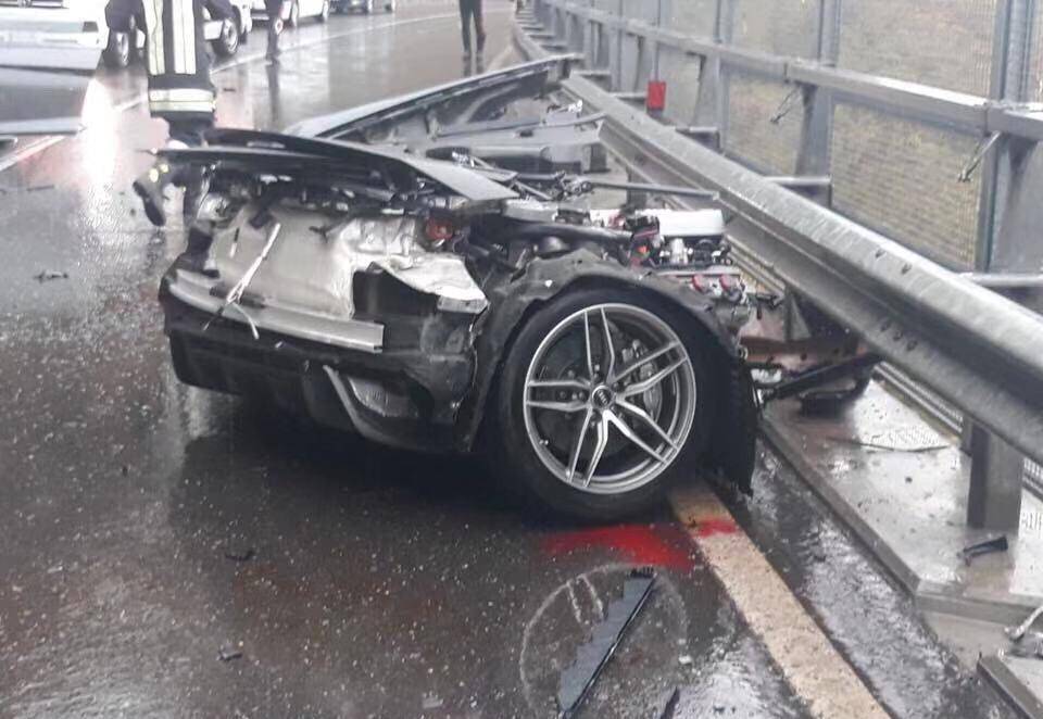 出事了,"奥迪r8"高速公路直接腰斩,惨状不忍直视!