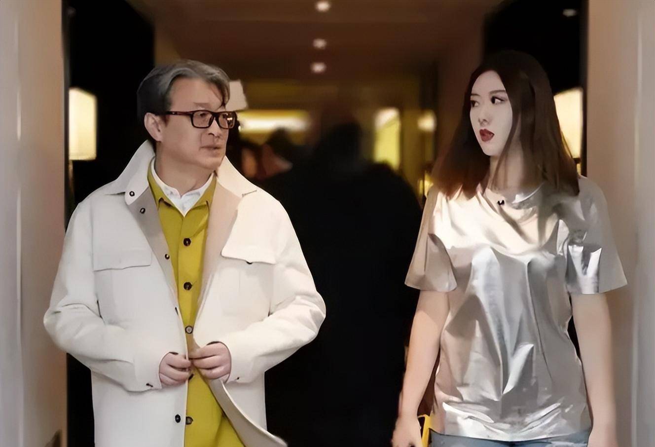 姜武女儿画展星光熠熠,姜文冯小刚久违同框惊艳全场_时尚_艺术_观众