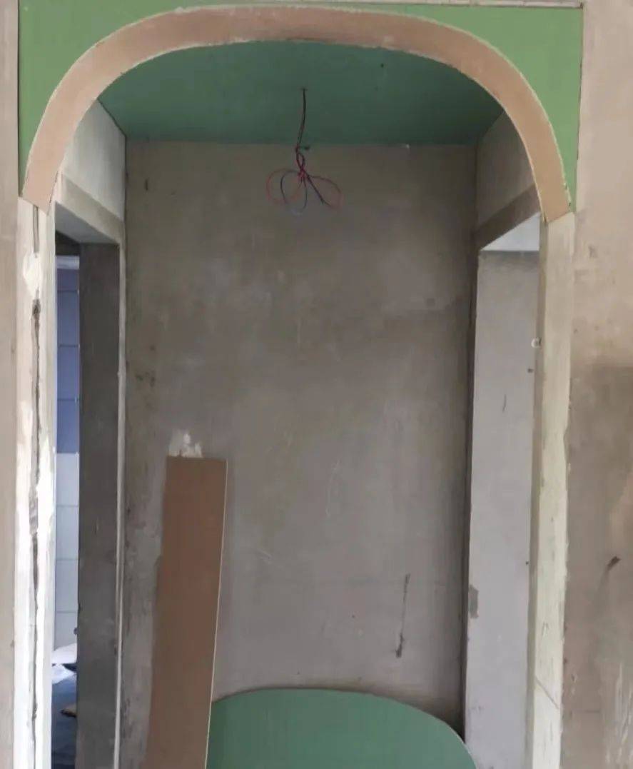 切割石膏板,制作木龙骨,与墙面衔接的地方最好留一个豁口,保障圆