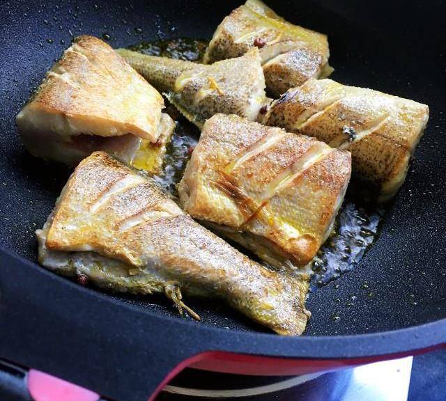 红烧白斑狗鱼,鱼肉鲜美,汤汁浓郁_花椒_豆瓣酱_马克西姆