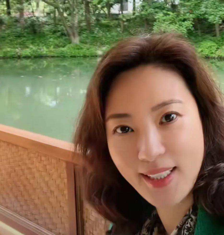 央视46岁刘芳菲近况曝光:她在西湖船上讲的故事,好多网友听哭了_同学