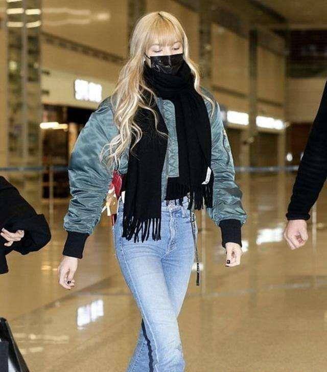 lisa的牛仔裤成"精"了,花样穿搭成"小腰精",气质超a!_时尚_风格_穿着