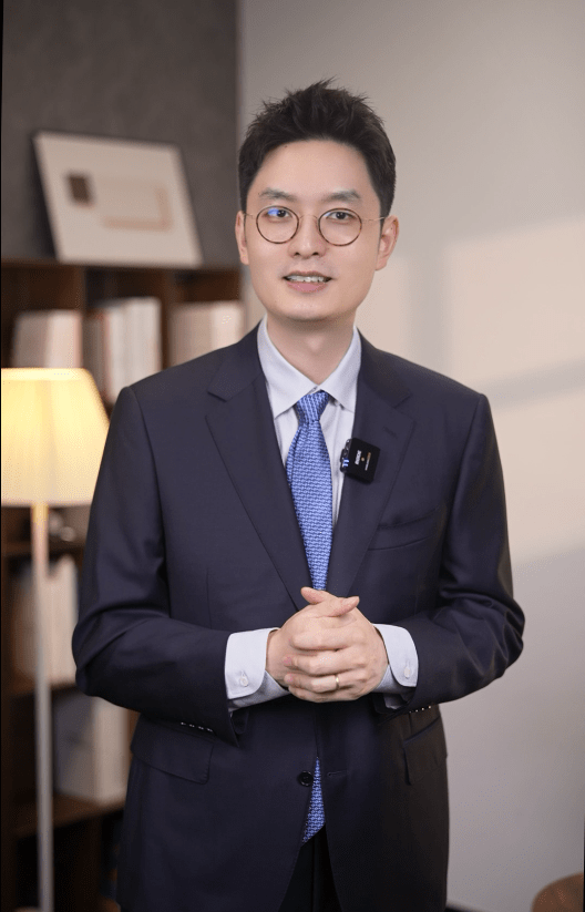 作为抖音千万级的财经博主,温义飞还有许多其他的头衔,如青年经济学