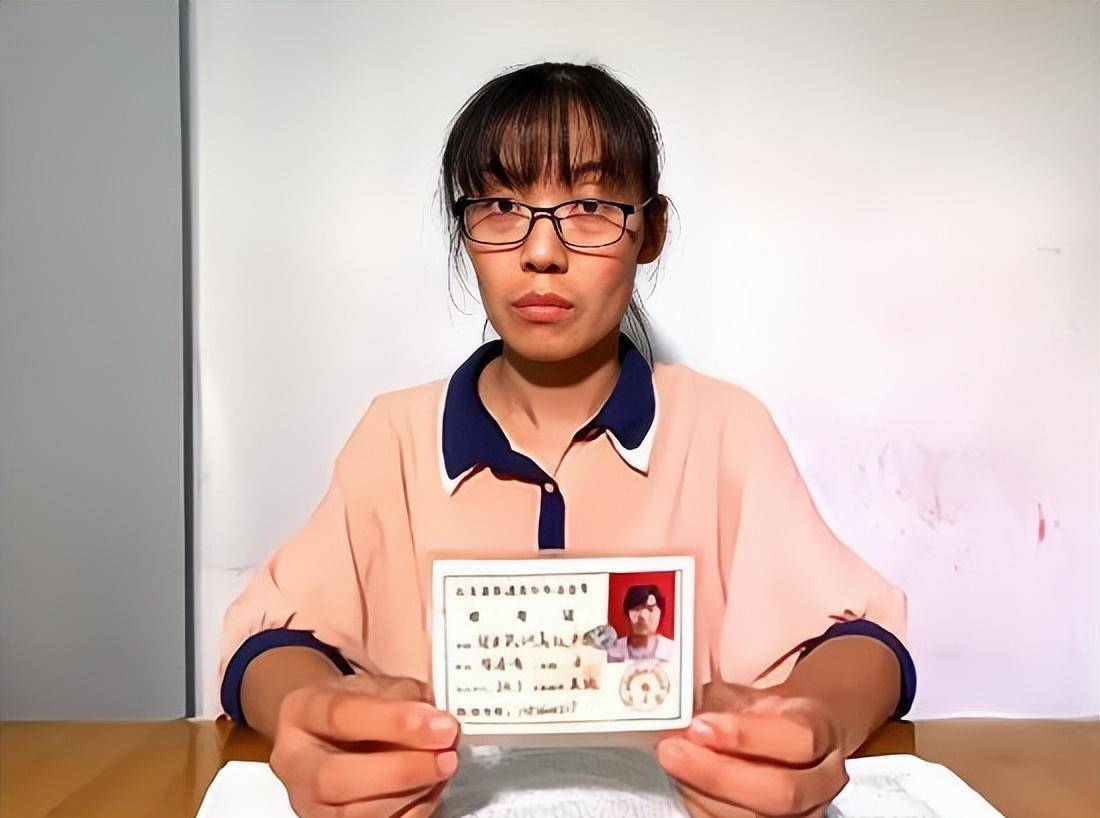 痛哭以后,陈春秀不禁质疑:"身份证,准考证都在我手里,别人究竟是怎样
