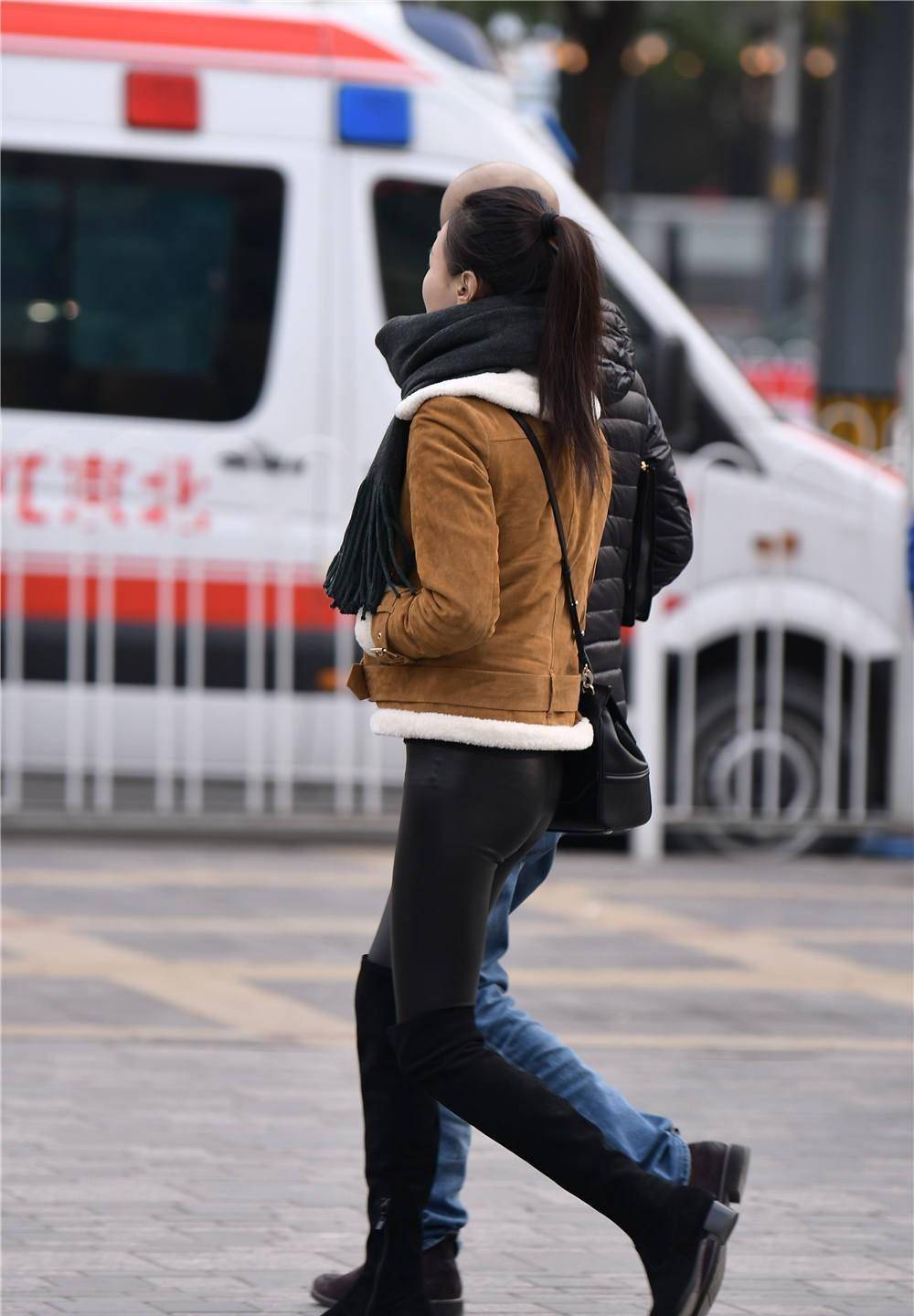 黑色紧身皮裤搭配过膝靴,羊羔绒的外套,保暖的冬季穿搭_感觉_美女_好