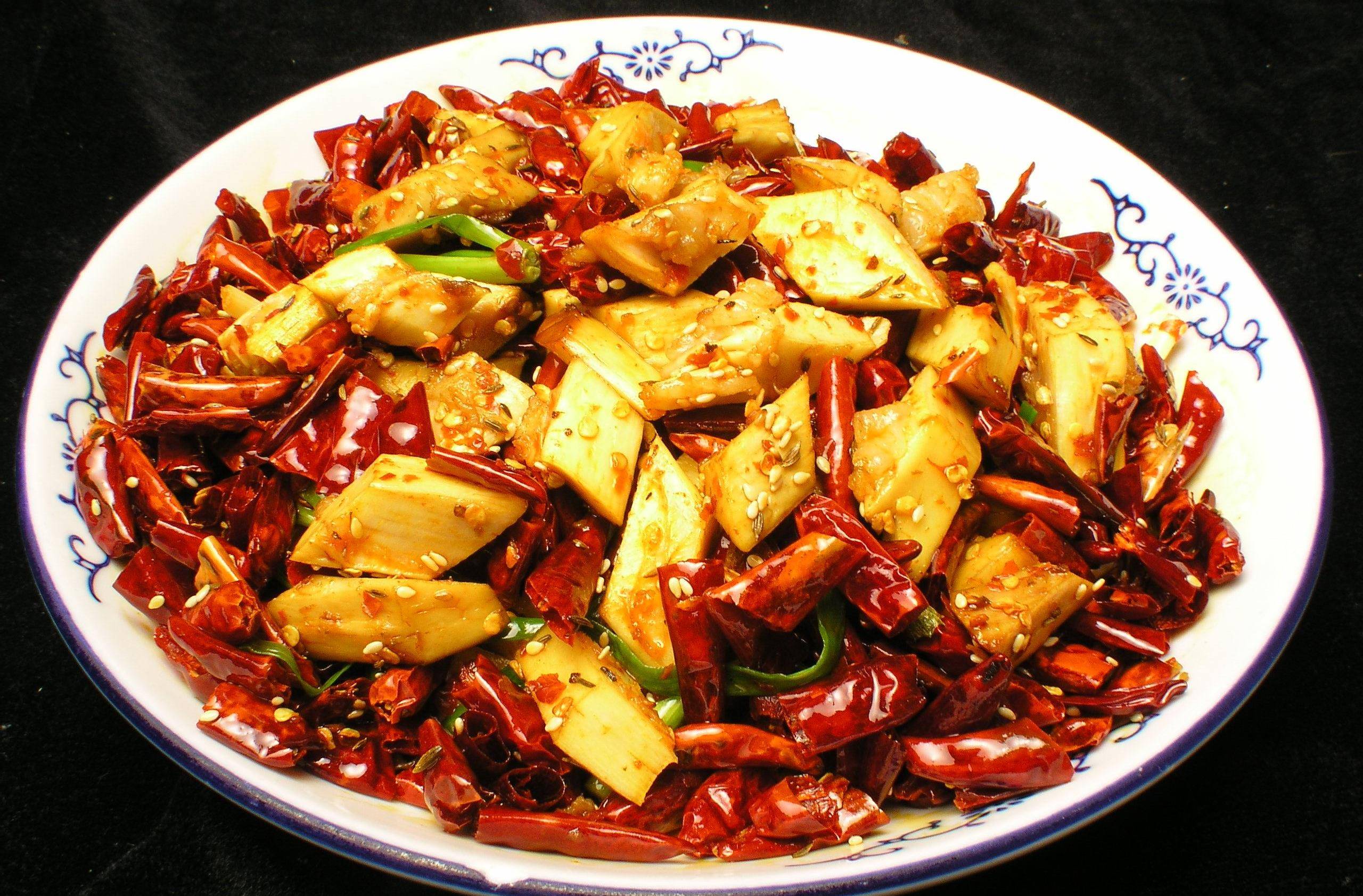 爆炒板筋主料:板筋适量,辅料:盐适量,生抽适量,油适量,干辣椒适量