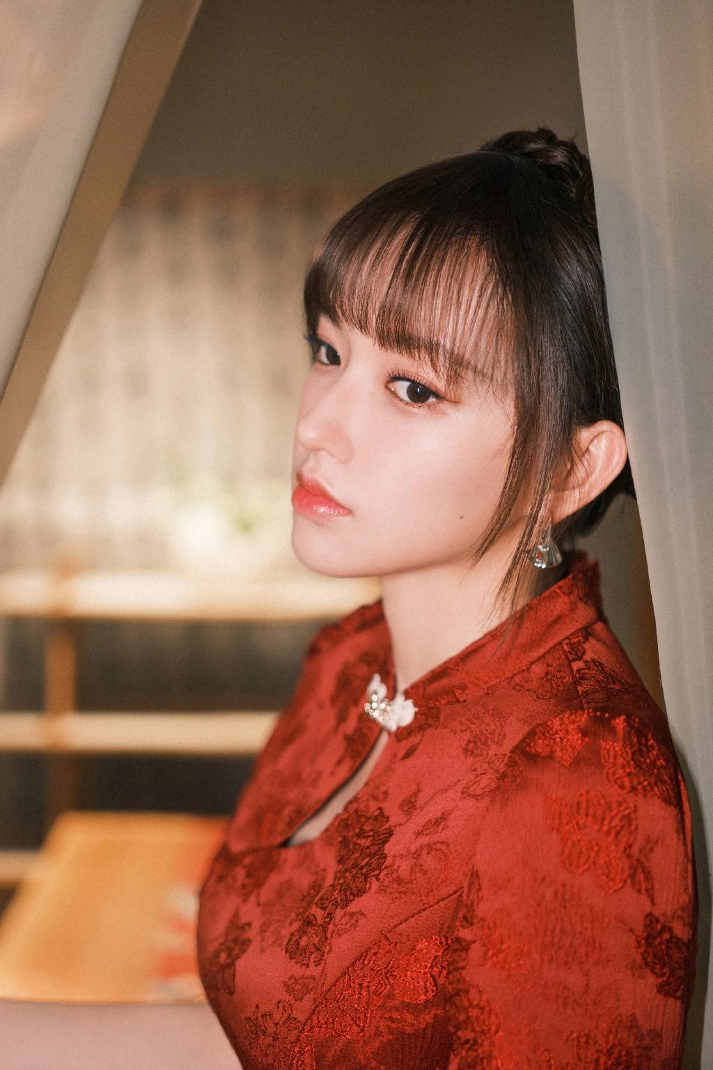 程潇红色旗袍造型太惊艳!