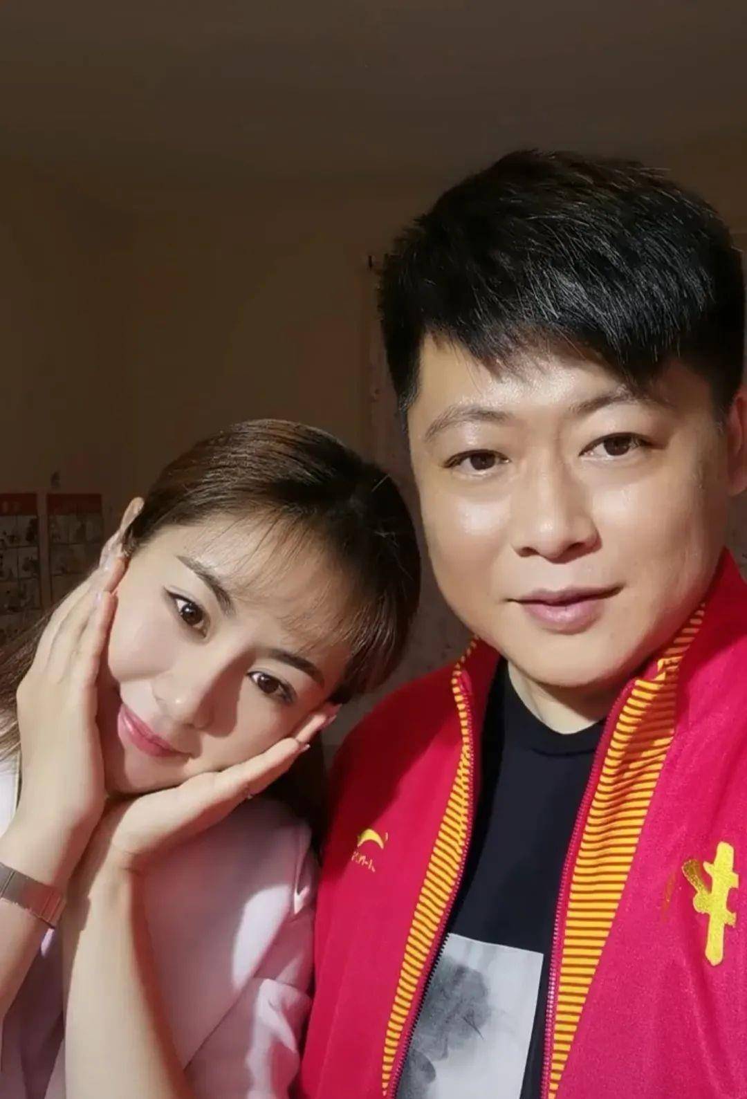 两个助理打伞加吹风,"永强"还给她捏_贺树峰_视频_社交