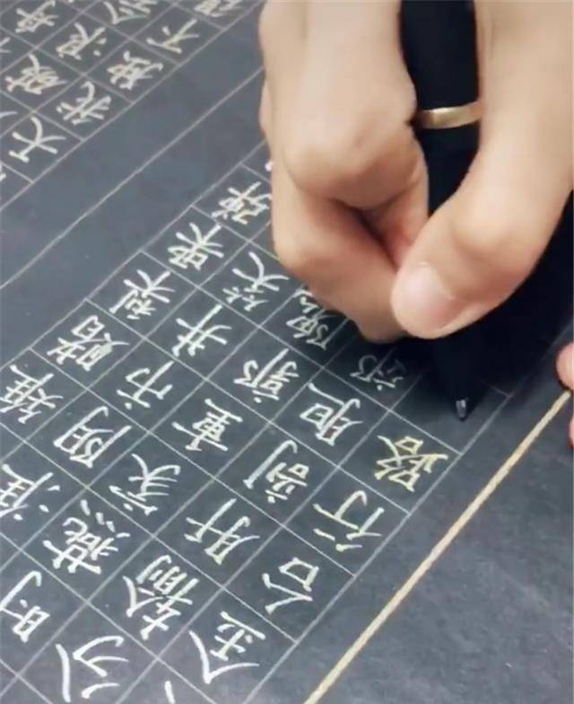 正确的握笔姿势应该是:大拇指,食指拿住笔,两指之间合成圆环状,中指抵