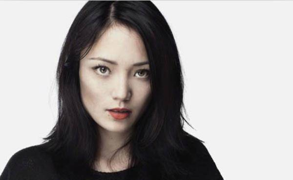 最后一位这个女人,不知道大家记不记得影片中的螳螂女,她的扮演者是