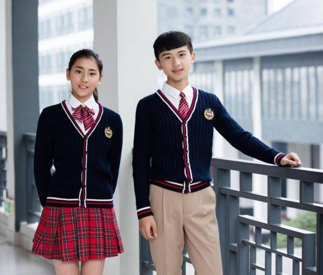 同为校服,普通款式难看,贵族学校款式瞩目,何其差距如此之大?