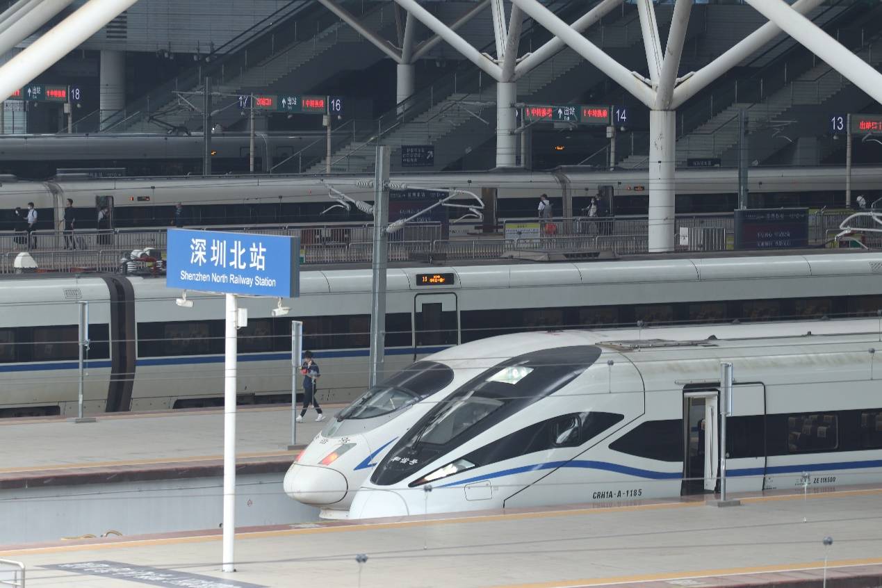 火车游·粤港澳"专列从甘肃兰州火车站出发,跨越五省后抵达深圳东站;4