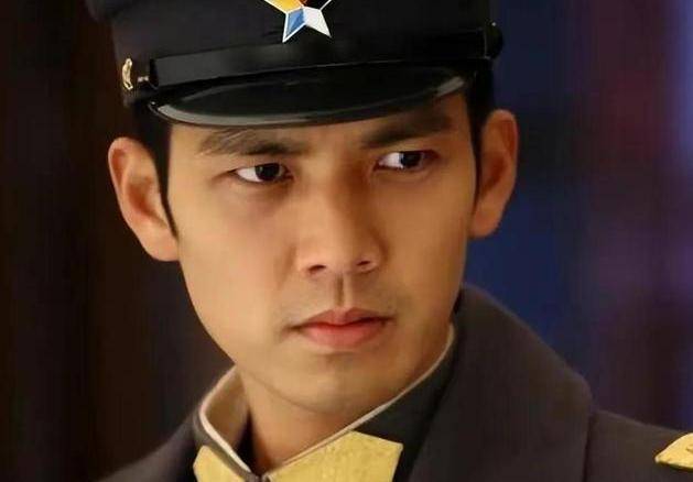 最后导致填充不当成脸肿成"发面馒头"一样,如今的钟汉良也在医美的路