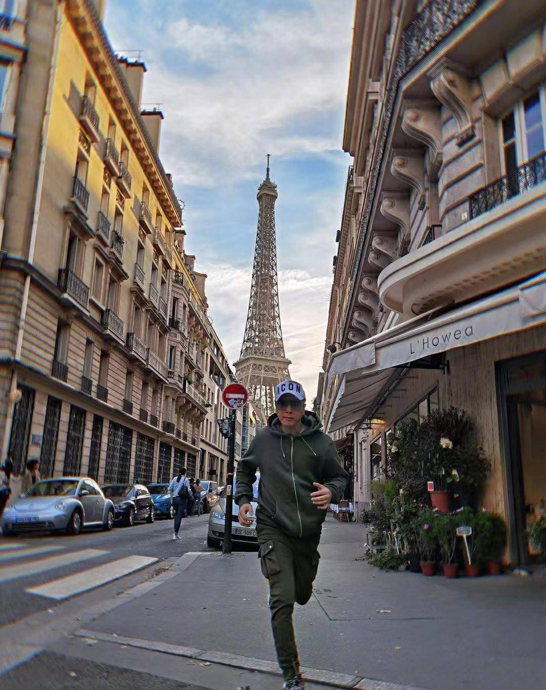 周杰伦晒与甄子丹在异国他乡的街头合照,两人比划相同的武打动作_中国