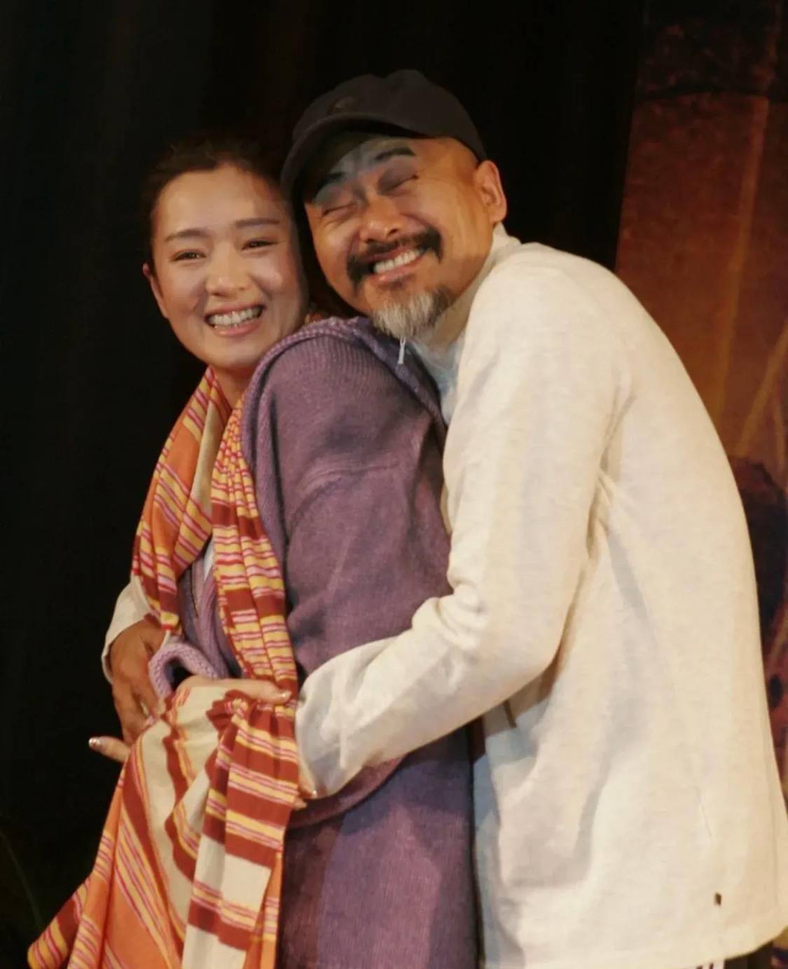 67岁周润发不服老,胡子花白打扮像年轻人,同框巩俐全程抱怀里_造型