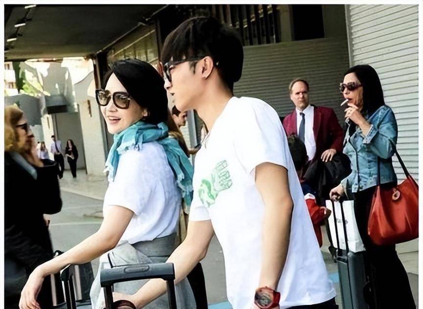 华晨宇扶回自己房间本来同住的李菲儿则被她赶去楼上面对其他姐姐的盘