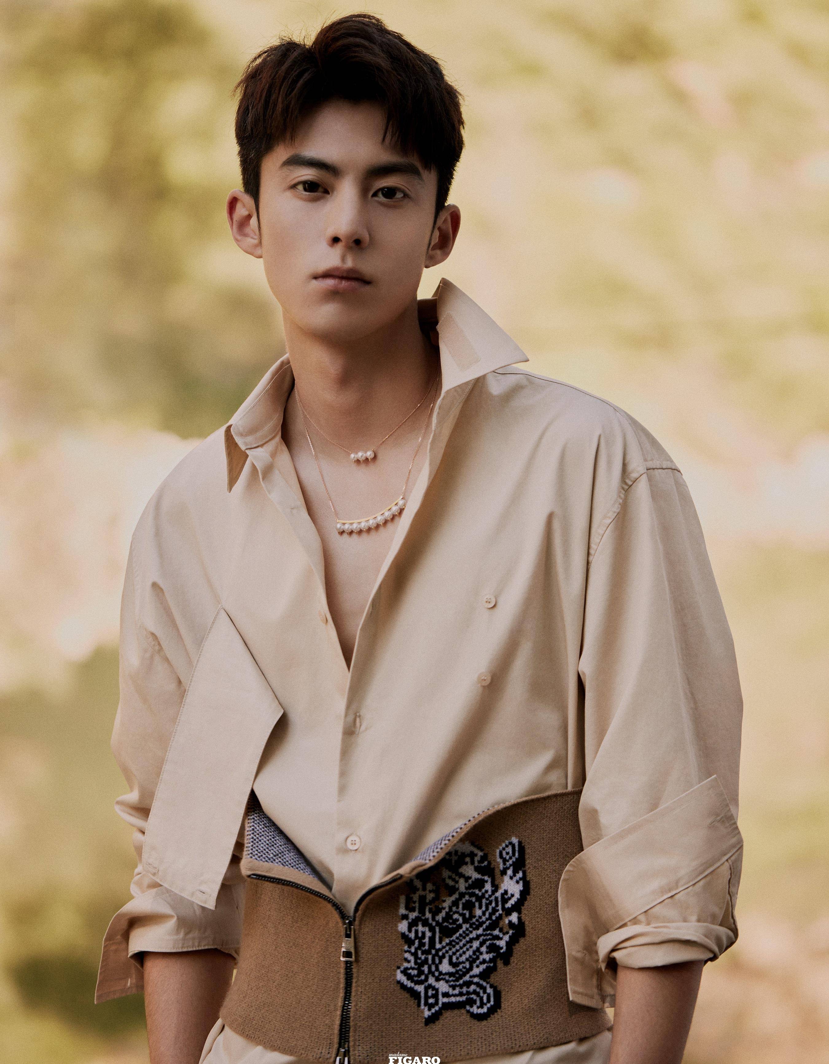 王鹤棣登上《费加罗男士》封面,秀腹肌,冷艳妖娆,与虞书欣穿情侣装