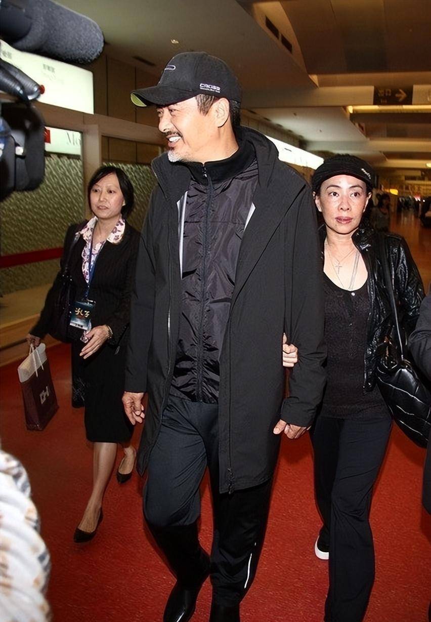 67岁周润发不服老,胡子花白打扮像年轻人,同框巩俐全程抱怀里_造型