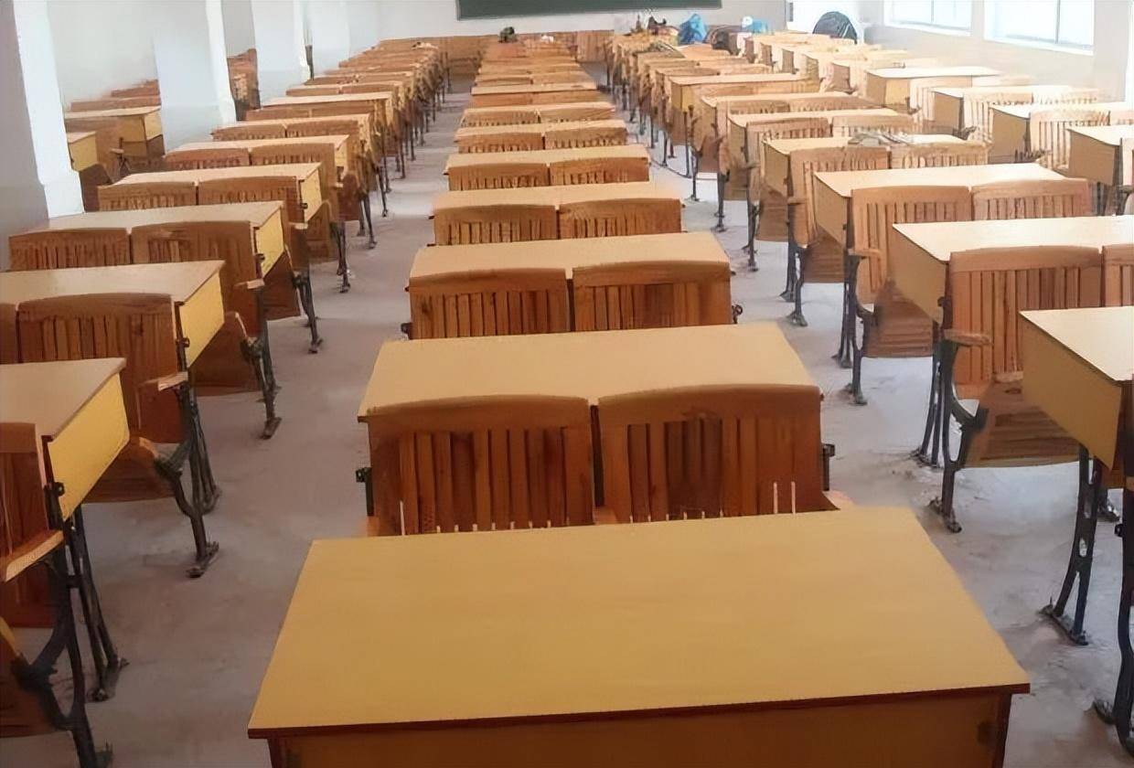 60年代,孩子们的课堂要用泥巴糊才能用,现在用的是新材料_课桌_桌面