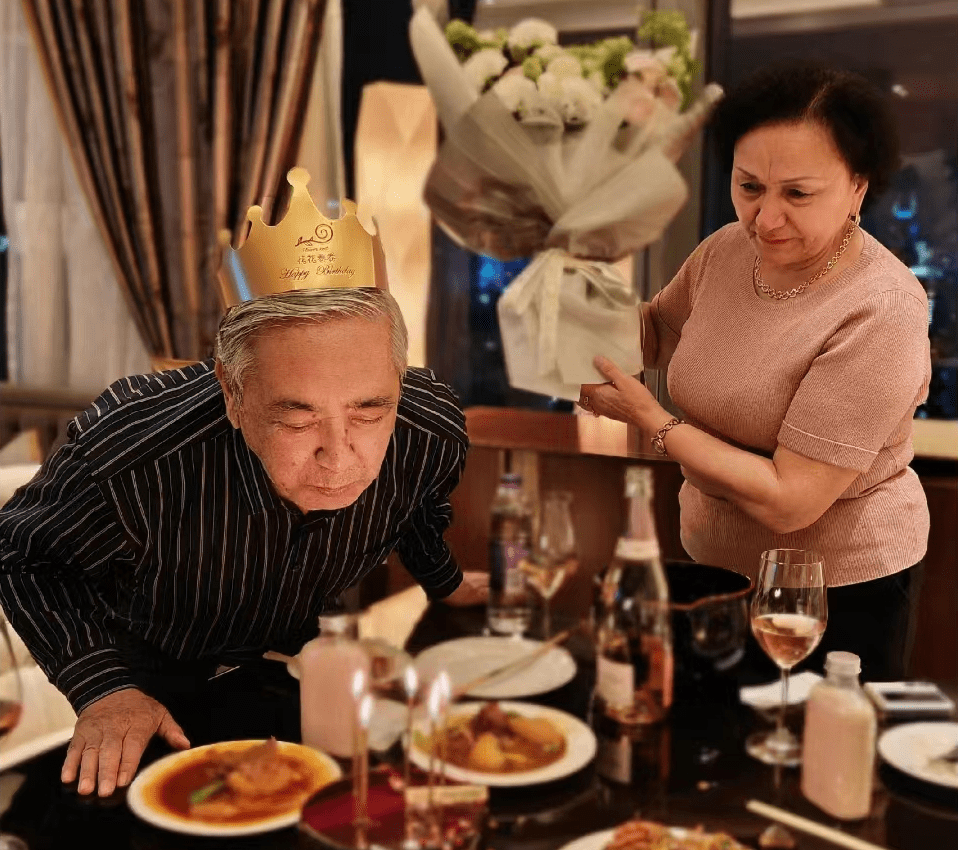 尼格买提回母校重游,晒全家福低调庆生,40岁单身生活更惬意_生日_视频