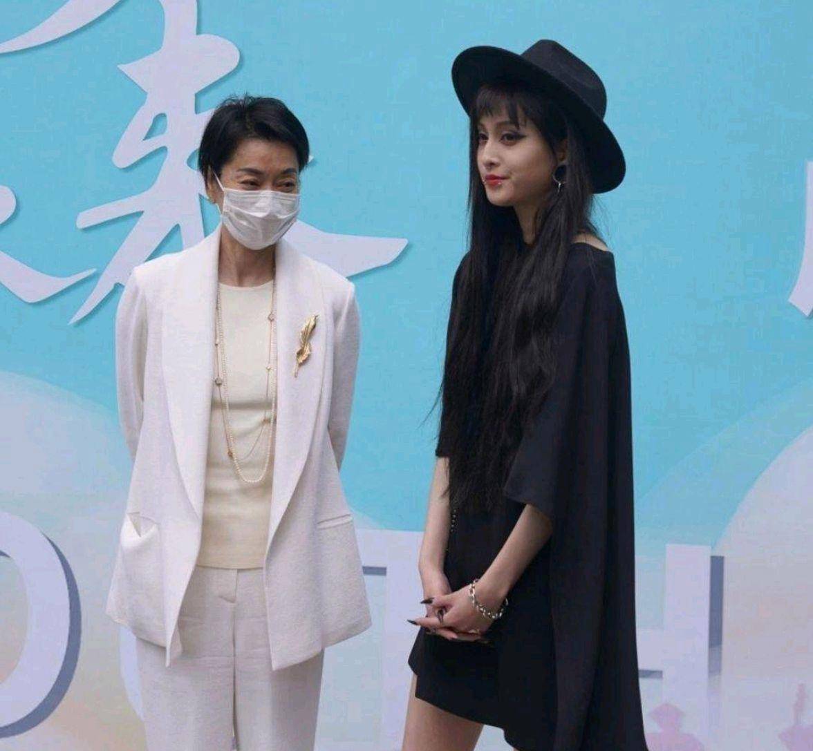 60岁毛阿敏参加女儿成人礼,女儿叛逆伤痕多,母女同框一脸不耐烦_解佳