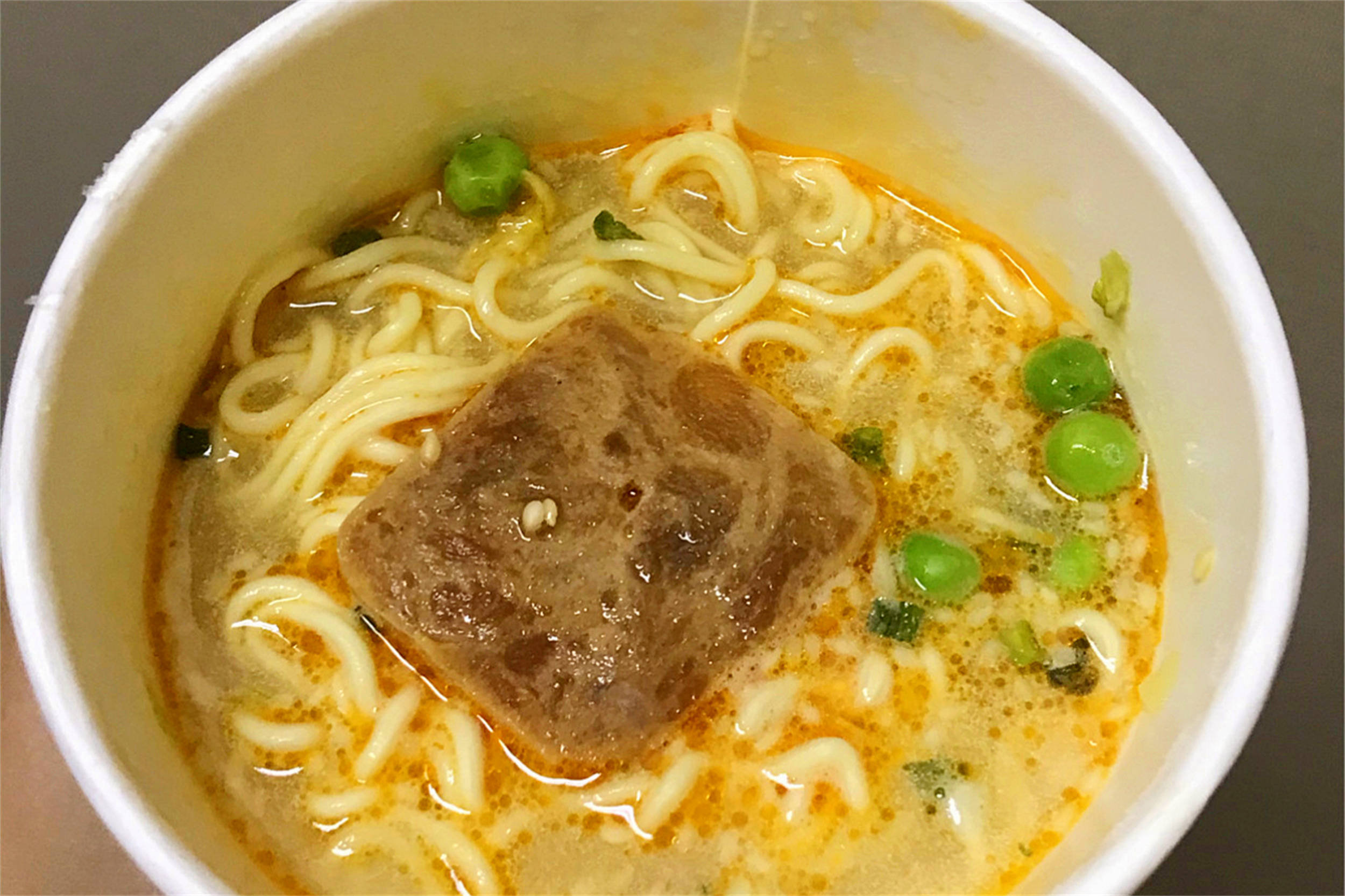 鱼汤拉面里也放有鱼丸和豆腐,可以说吃汤达人吃的就是一个真实体验感