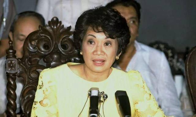 阿基诺夫人原名为玛利亚·科拉松·科明昂科,1933年1月25日出生于