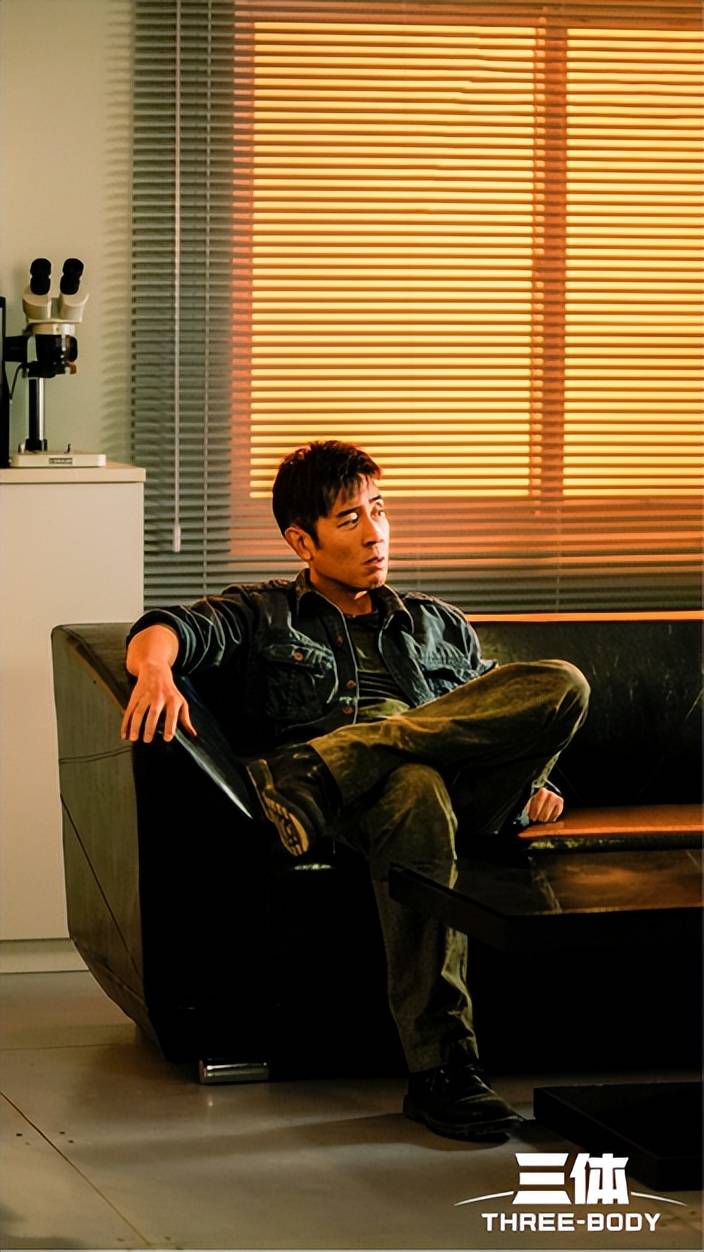 这样的即兴创作还有《三体》里一场上车的戏,于和伟只用一句话就将