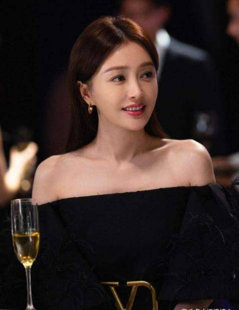 曾为黄晓明赔付1000万片酬,27岁资产过亿,秦岚的人生太过卑微了_陆川