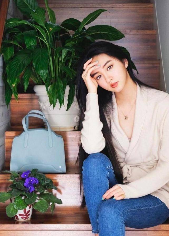 18岁光希晒超模腿,选对造型高级美,牛仔服冷漠脸比