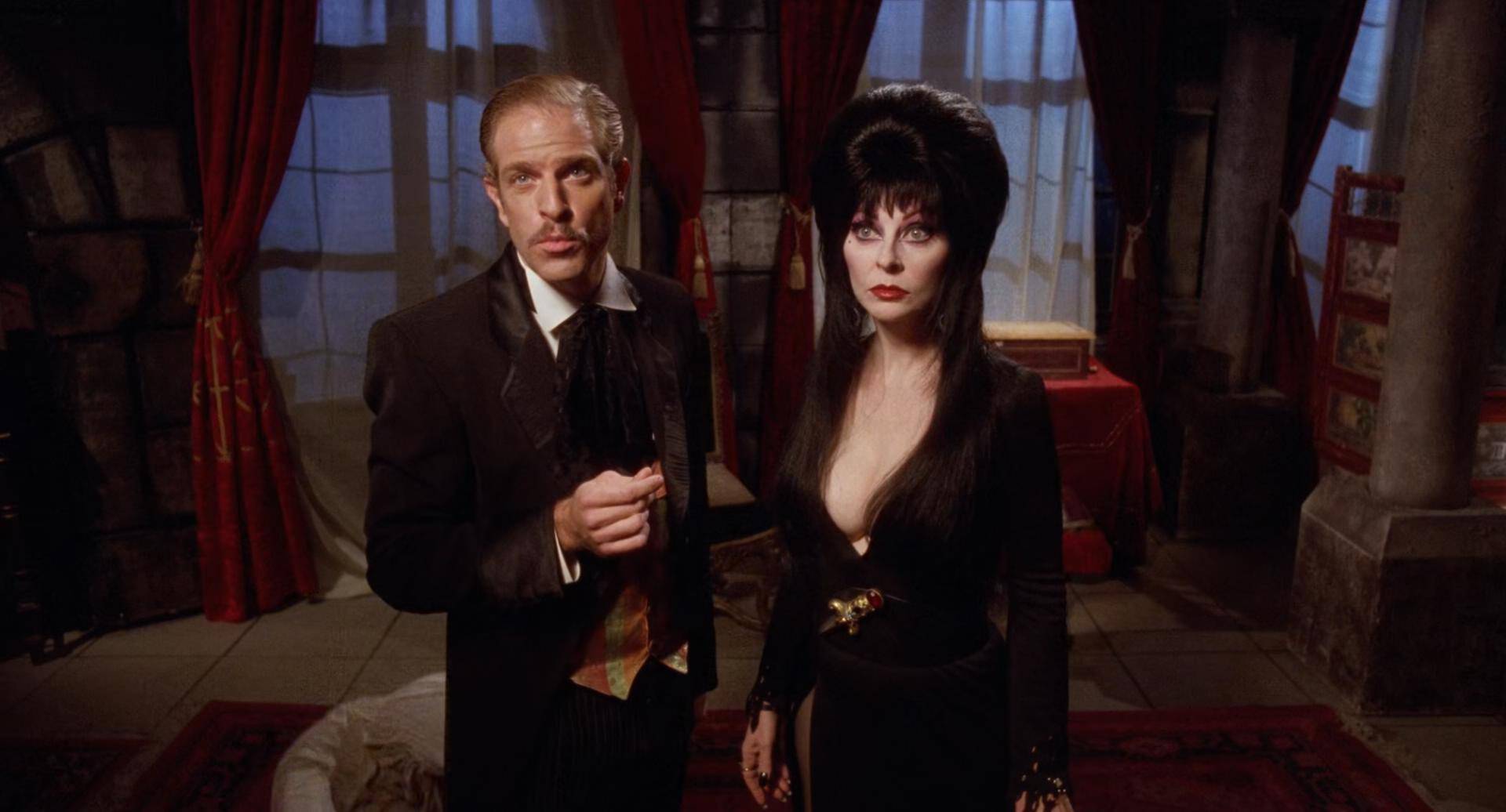 在续集中,b级片女郎卡珊德拉·彼得逊依然容颜未改,性感和调皮的夸张