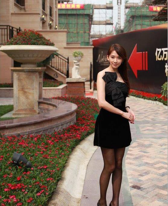 超短连衣裙搭配黑色丝袜,发福之后的林志玲亮相,看着很可爱_女神_女