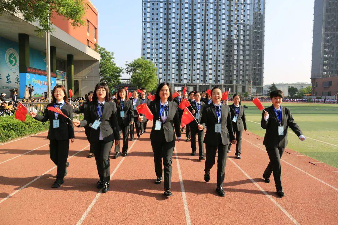 西安沣东实验小学阳光体育节暨第七届田径运动会开幕_表演_彩旗_精神