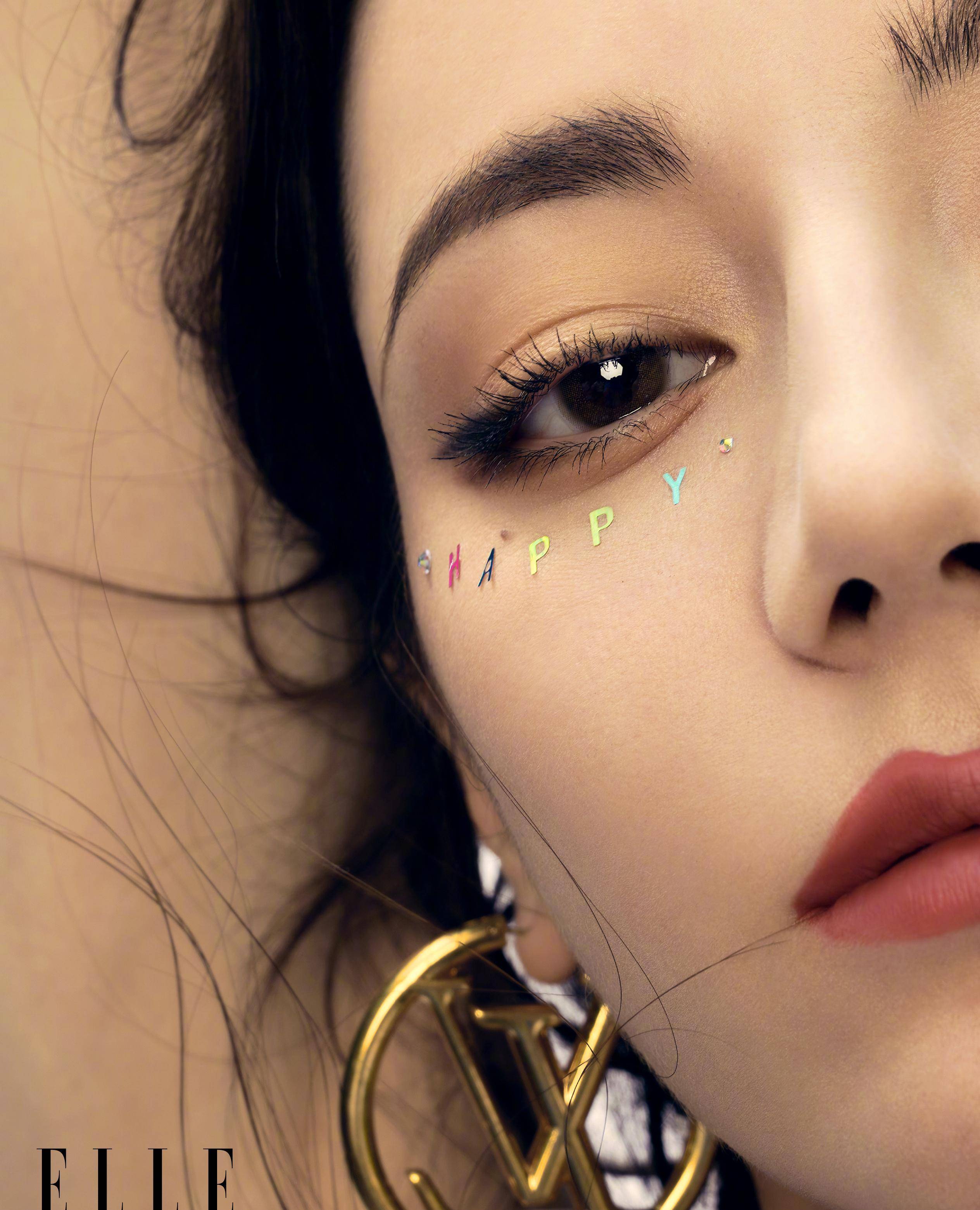 迪丽热巴elle首封,穿背心化身派对女郎,撞衫刘亦菲,倪妮,文淇